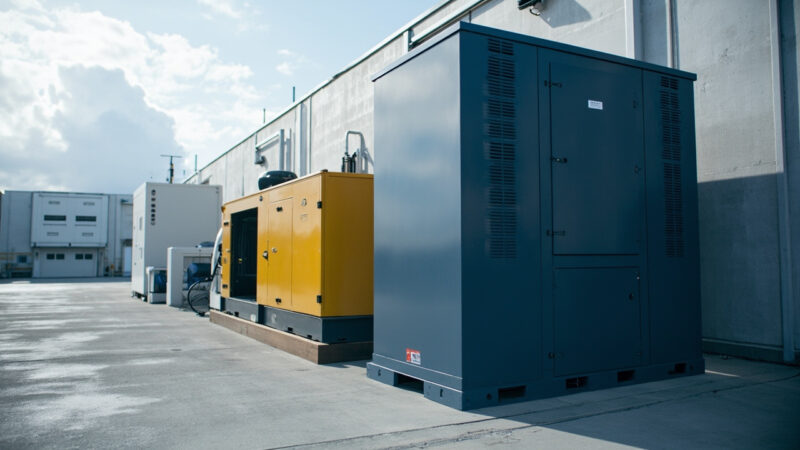 Comparación lado a lado entre generador diesel y sistema de baterías BESS en data center