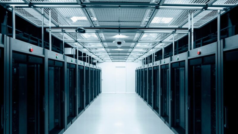 Ilustración: Cómo elegir un sistema de CCTV para data center en México: Axis vs Bosch vs Hanwha (guía 2026)