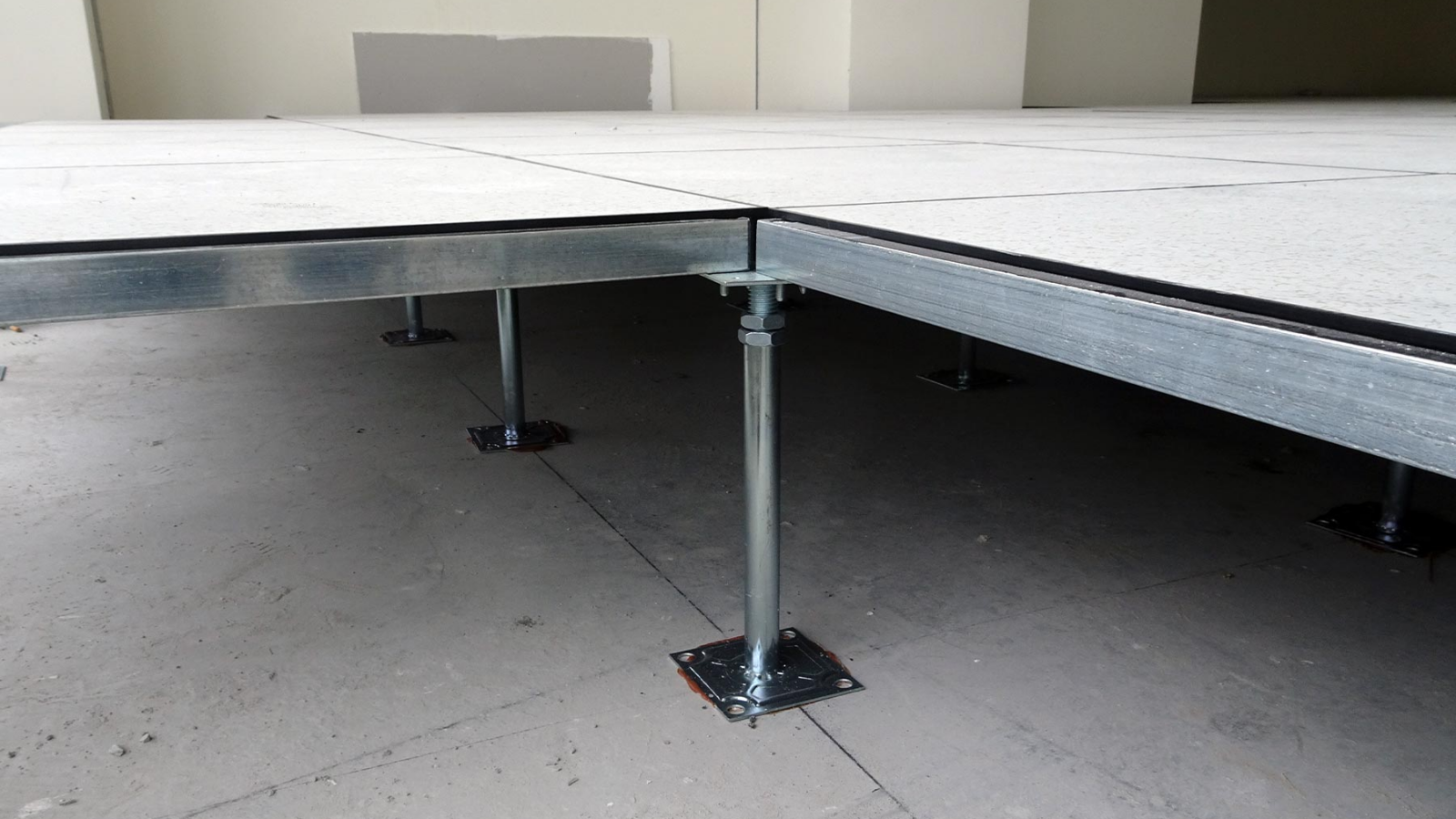 Piso falso vs losa: cuándo diseñar sobre piso técnico y cuándo es mejor (y más barato) sobre concreto firme