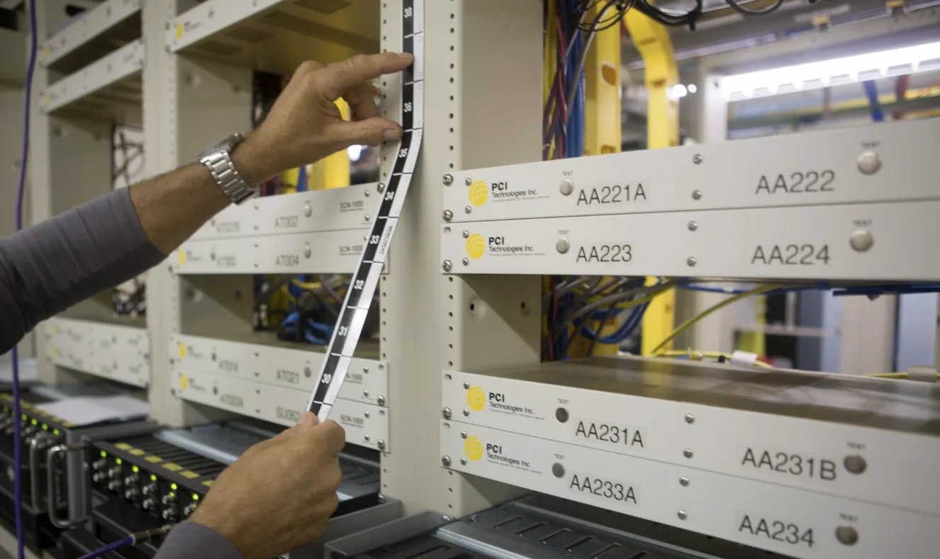 Rack & Stack paso a paso: cómo escribirle a una mano remota para que el montaje, desempaque y cableado salga bien a la primera